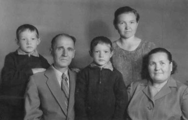 На фото: наш дед Николай Михайлович, бабушка-Александра Васильевна, ее старшая дочь-Александра Михайловна с сыновьями  Леней и Толей.