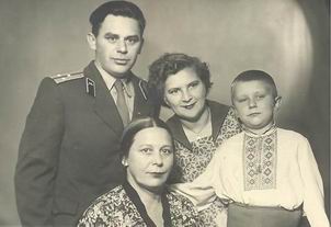 1958?59?,с родителями, бабушкой и двойным подбородком