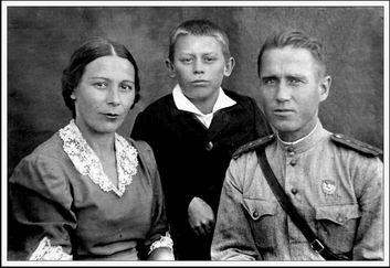 Дед Николай с женой (моя бабушка, Лидия Ивановна) и сыном (мой отец - Юрий Николаевич)(1943 год)
