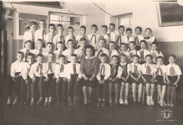 Это 5-й или 6-й класс школы им.Дорохова.1964 год.Классная-С.Ф.Биркель